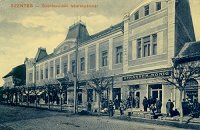 A Szentes-vidki Takarkpnztr plete a Kossuth utcn. Untermller Ern szinezett kpeslapja (1911). Forrs: a Szentesi Levltr kpeslapgyjtemnye