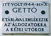A szentesi Holokauszt (1944) emlktbljt a Vecseri u. 2. szm hz faln (az egykori gett-hztmb sarkn) a Lakos Jzsef Barti Trsasg avatta fel 1993-ban. Fot: Szlpl Istvn
