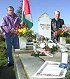 Tisztelgs Ambruzs Jzsef alezredes srjnl a Szeder temetben. Fot: Vidovics Ferenc - 2002