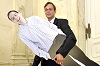 Meggyrztt humorista. Zoltn egyik kollgja, Litkai Gergely paprmas figurjval a Mrvnyteremben. Fot: MTI