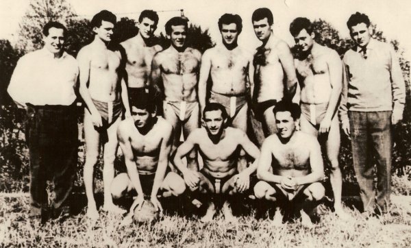 A Szentesi kinizsi OB-II csapatban, 1955. - dr. Haraszti Ervin, dr,. Rbeli Szab Jzsef, dr. Kulcsr Tams, Horvth Lszl, Dobossy Lajos, dr. Sipos Gbor, Mik Jzsef, Kiss Ott, guggolnak: Dong Lszl, dr. Filep Aladr, Szab Rbert   