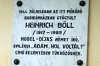 Heinrich Bll (19171985) emlktblja a Bartha Jnos Kertszeti Szakkzpiskola bejratnl. Forrs: vendegvaro.hu