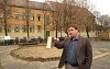 Karikó-Tóth Tibor igazgató szerint parkolókat alakíthatnának ki a korszerűtlen játszótér helyén. Fotó: Tésik Attila