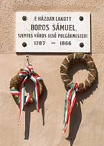 Boros Sámuel volt lakóházán az 1989-ben a nevét felvevő középiskola avatott táblát. Fotó: Tímár Ferenc.
