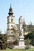 A Szentháromság-szobor, hátterében a Szent Anna rk. templom. A Képzőművészeti Alap 1982-ben kiadott lapa. Forrás: a Szentesi Levéltár képeslapgyűjteménye