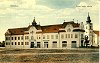A Központi Katolikus Népiskola magyaros szecessziós épülete Untermüller Ernő 1912-ben kiadott képeslapján. Forrás: e-Könyvár Szentes