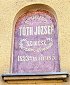 Tóth József (1823-1870) színész szülőházán 1923-ban elhelyezett emléktábla (Tóth József u. 24.). Fotó: Tímár Ferenc