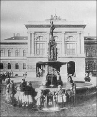 Szentes első ártézi kútja (1885/86) a Kossuth téren, a Megyeháza előtt. Forrás: a Szentesi Levéltár fotóarchívuma.