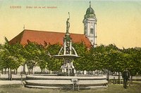 Szentes első ártézi kútja (1885/86) a Kossuth téren. Untermüller Ernő szinezett képeslapja (1901). Forrás: a Szentesi Levéltár képeslapgyűjteménye