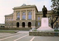 Az 1970-es években alakult ki a Kossuth téri"gödör".  A névadó szobrát a Megyeház elé, Horváth Mihályét a Gimnázium kertjébe állították. Forrás: Szentes régi képes levelezőlapokon - 1998