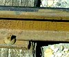 Diósgyőri 1898-as C-sín 23,5 kg/fm-es terhelésre, sóder ágyazatban fekvő talpfán, a ma már ritka sínszeges leerősítéssel (Gyopárosfürdő). Fotó: Szigeti Dániel, 1999.