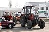Három traktorral vonultak fel a Hungerit Rt. parkolójában a szentesi tüntetők. Fotó: Vidovics Ferenc