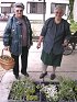 A kiséri asszonyok az idősek otthonában kapták meg a növényeket. Fotó: Blahó Gabriella
