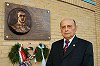 Apa és fia - Dr. Papp László, a Sportcsarnok-névadó emléktáblája előtt áll fia ifj. Papp László. Fotó: Vidovics Ferenc