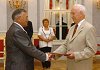 Mádl Ferenc köztársasági elnök a Sándor-palotában az eskütétel után gratulált az új államtitkárnak, Gombos Andrásnak Fotó: MTI