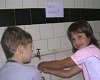 Az iskolában a csapvíz csak kézmosásra alkalmas. Erre is csak fertőtlenítővel. Fotó: Blahó Gabriella