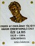 Őze Lajos (1935-1984) színjátékos emléktáblája a mezőgazdasági szakközépiskola árkádja alatt - Vígh László, 1994