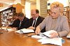 Csanádi Ágnes pecsételte meg az egymilliárd forintos szerződést, miközben Sztantics Csaba jegyző (balról), Szirbik Imre és Kovách Péter kézjegyével látta el a dokumentumot. Fotó: Vidovics Ferenc