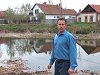 Gémes László sétányt alakít ki a Kurca partján Szegváron. Fotó: Blahó Gabriella
