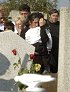 Recski István özvegye és egyik gyermeke a temetésen. Fotó: Schmidt Andrea