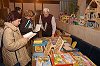 Érdeklődő pedagógusok a tankönyv, taneszköz, fejlesztő játék kiállításon. Fotó: Vidovics Ferenc