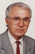 Dr. Veszelovszky Iván szülész-nőgyógyász osztályvezető főorvos, címzetes egyetemi docens. Forrás: Szentesi ki kicsoda és városismertető - 1996