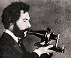 Alexander Graham Bell (1847–1922) találmánya, a telephon prototipusával. Forrás: http://en.wikipedia.org