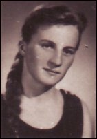 Ambrus Erzs�bet a H�k�d tabl�j�n. Besze fot� - 1963