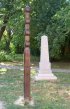 Kopjafa és obeliszk (1200 dpi) - Kinagyítható fotó: Tímár Ferenc - 2002