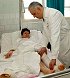 Dr. Berki Sándor főorvosnak a szegedi Borbás Imréné a 250. betege, akit úgynevezett minimál invazív eljárással operált Fotó: Tésik Attila