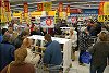 Felhozatal - árúk és vásárlók tömege a Tesco nyitónapján. Fotó: Vidovics Ferenc