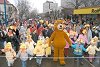 Kicsik és nagyok vonultak a karneváli menetben, amelyet mackójelmezben Szirbik Imre polgármester vezetett. Fotó: Vidovics Ferenc