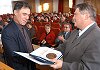 Gáspár Sándor átveszi a "Szentes Városért" díjat. Fotó: Vidovics Ferenc - 2004