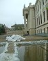 Tisza-vízben tükröződik a Móra Ferenc Múzeum épülete. Fotó: webradio.hu