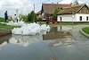 Belvárosi helyzetkép: víz és homokzsák az Öregvár utcai buszfordulónál. Fotó: Bálint Gyula György