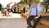 Szirbik Imre polgármester elégedetten pihen meg egy padon a megújult belvárosban. Már tervezik a folytatást Fotó: Tésik Attila