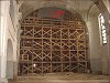 A templombelső bejárat felőli állványozása és a beázások nyomai. Kinagyítható fotó: Tímár Ferenc