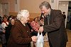 Szűcs Lajos alpolgármester adta át a Vöröskereszt csomagjait. Fotó: Vidovics Ferenc - 2003
