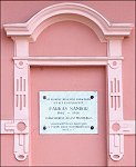 Farkas Sndor (1862-1926) gygyszersz, rgsz emlktblja a volt "Megvlt" patika Jzsef Attila utcai faln. Fot: Tmr Ferenc - 2004
