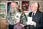 Az ifj. Kiss Blint szletsnek 200. vforduljra rendezett grafikai trlat megnytjn dr. Imre Ern esperes rral (2002.12.29.). Fot: Vidovics Ferenc