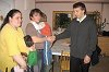 Takács Sándor és felesége, Julianna, valamint a gyerekek újra megköszönték Jancsovics Attilának a segítséget. Fotó: Blahó Gabriella