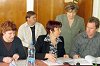Gémes László polgármester (jobbról) képviselőtársaival egyeztet Fotó: Blahó Gabriella