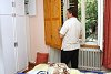 A hálószobával szemközt nyílik a vendgéglátóhely ajtaja – mutatja Mészáros Mihály Fotó: Tésik Attila