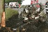 A kiégett, felismerhetetlenségig összeroncsolódott autó maradványai az árokparton. Fotó: Csongrád Tv