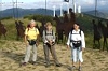 Pusztai Ferencné, Varga Mihályné és Berezvai Julianna Alto del Perda magaslatán, a zarándokok emlékművénél Fotó: DV