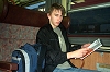 Varga Tamás tanulással töltötte a kényszerpihenőt a makói vasútállomáson. Fotó: Szabó Imre