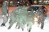 A katonák is segítettek. Fotó: Vidovics Ferenc - 2003