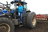 Fehér Szilviát csodálják a falubeliek. A kombájnosok szerint ez női traktor, még szőnyeg is van benne. Fotó: Tésik Attila