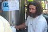 Elek András székkutasi őstermelő a piactéren engedéllyel árulja a tejet. A szerző felvétele