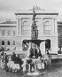 Szentes első ártézi kútja (1885/86) a Kossuth téren, a Megyeháza előtt. Forrás: a Szentesi Levéltár fotóarchívuma.